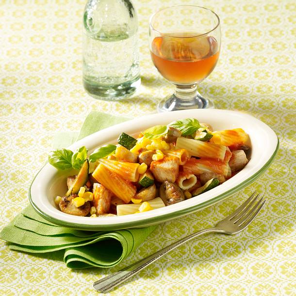 Nudel-Pfanne mit Putenwürfeln Rezept Nudel-Pfanne mit Putenwürfeln Rezept