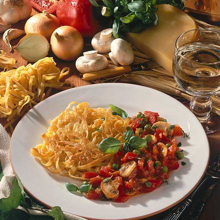 Nudel-Pfannkuchen mit Paprikagemüse Rezept Nudel-Pfannkuchen mit Paprikagemüse Rezept