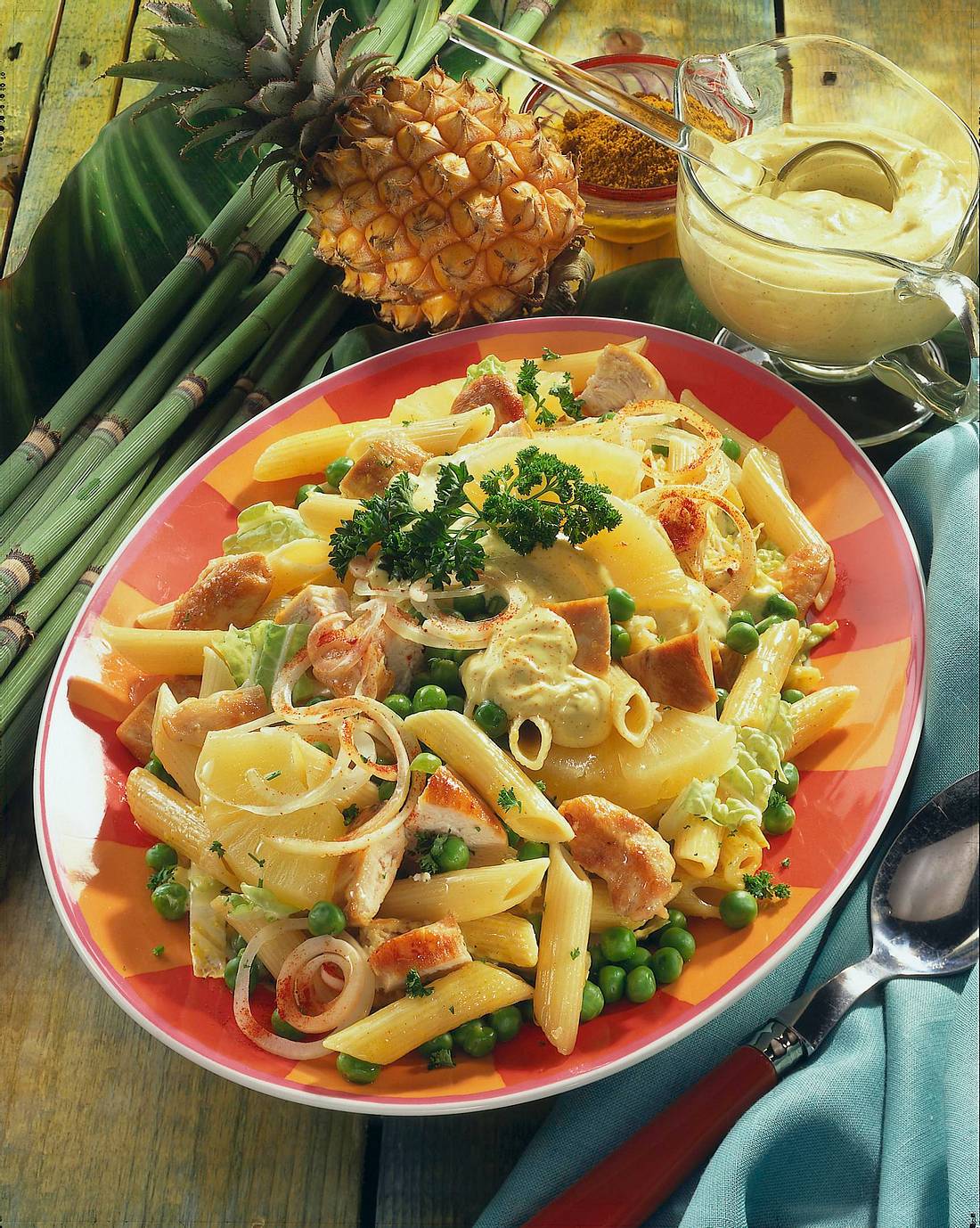 Nudel-Salat mit Ananas-Currysoße Rezept | LECKER