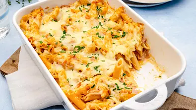 Eine eckige Auflaufform mit einem knusprig überbackenen Nudel-Schinken-Gratin - Foto: ShowHeroes für LECKER @ Bauer Media Group