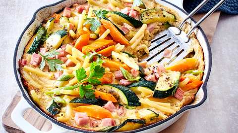 Nudel-Schinken-Pfanne mit cremiger Soße auf Holzbrett - Foto: House of Food / Bauer Food Experts KG