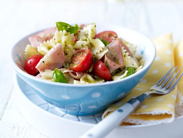 Nudel-Zucchini-Salat mit Mortadella Rezept
