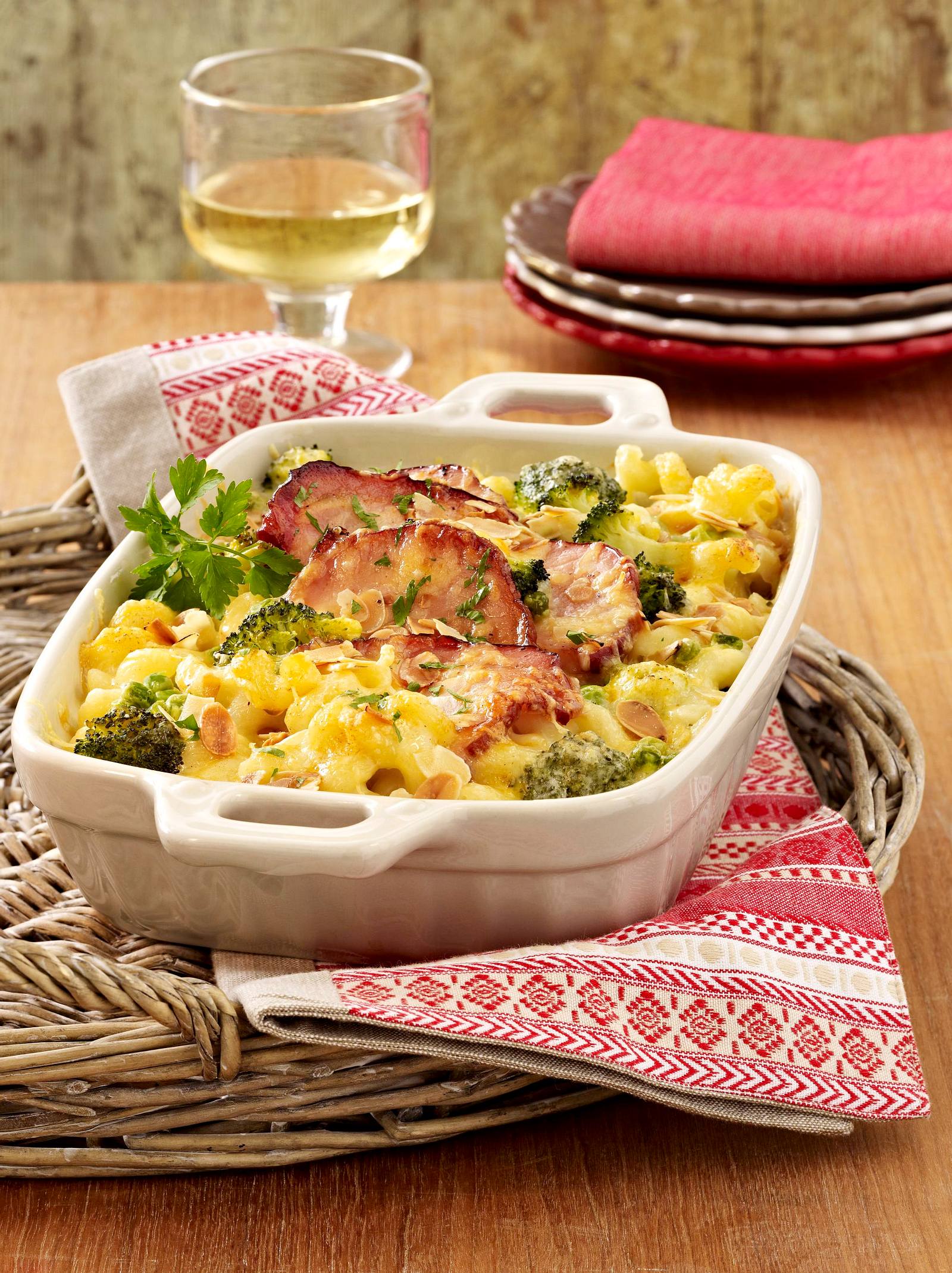 Nudelauflauf mit Kasseler, Käserahm, Erbsen und Brokkoli Rezept | LECKER