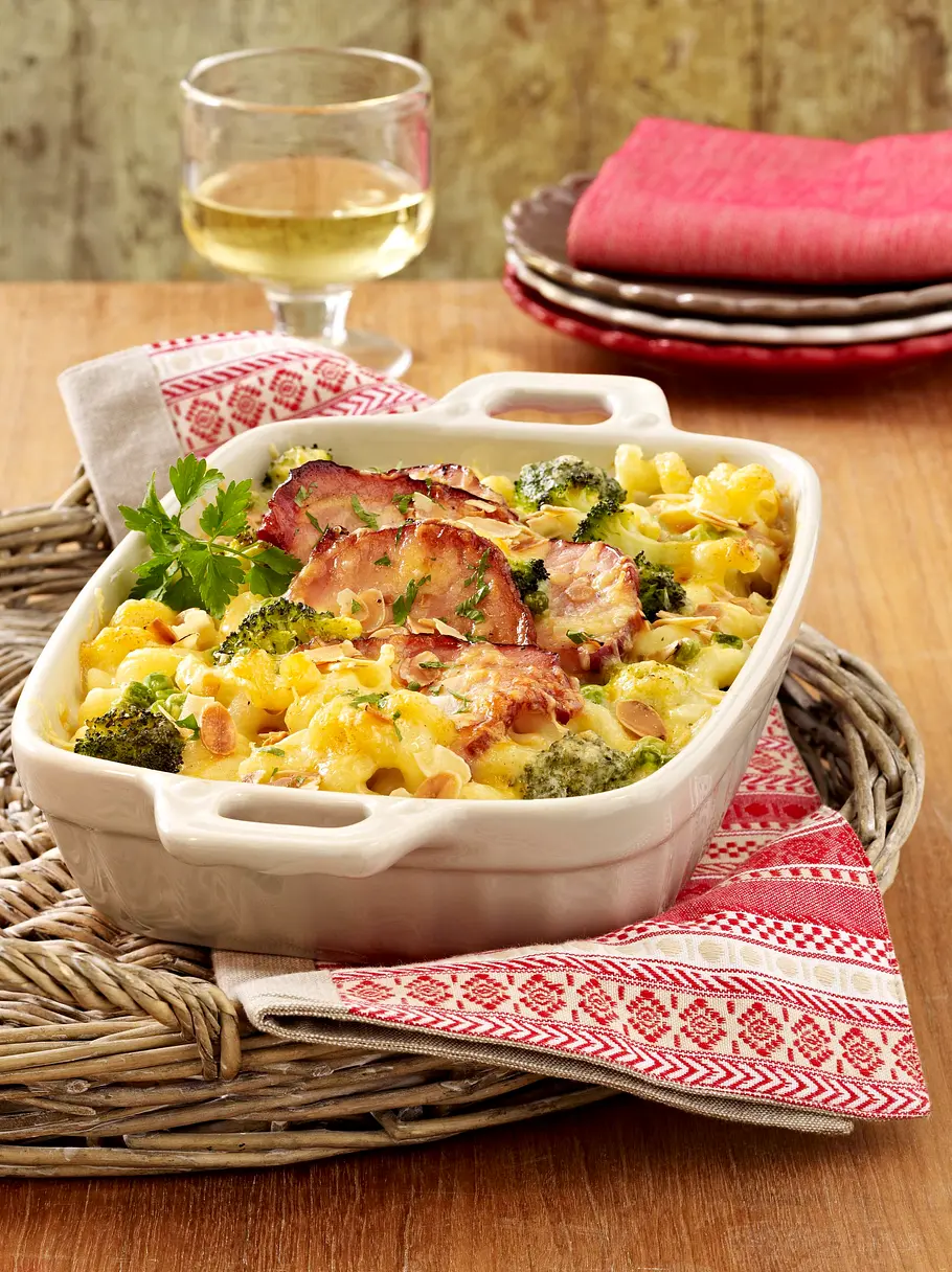 Nudelauflauf mit Kasseler, Käserahm, Erbsen und Brokkoli Rezept