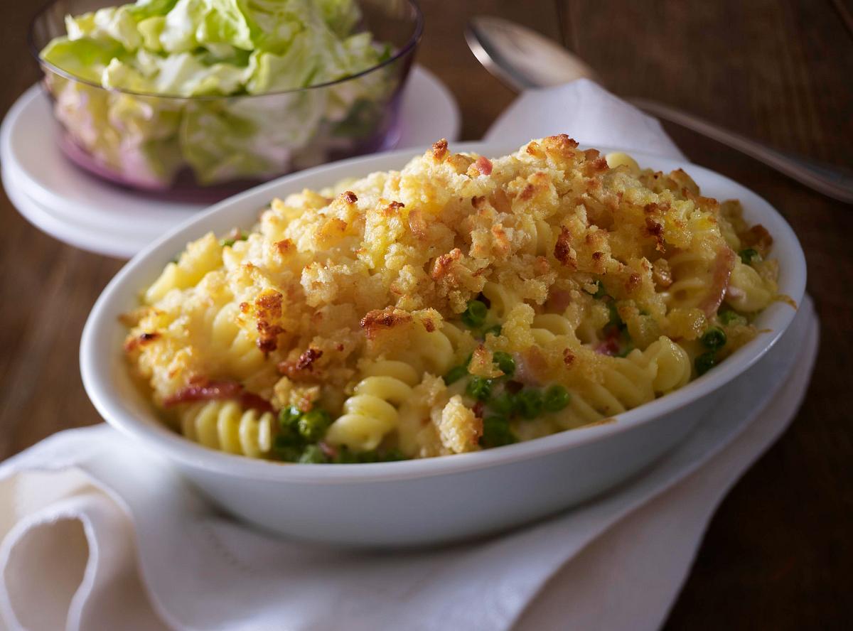 Nudelauflauf mit Schinken, Erbsen und Käsesoße Rezept