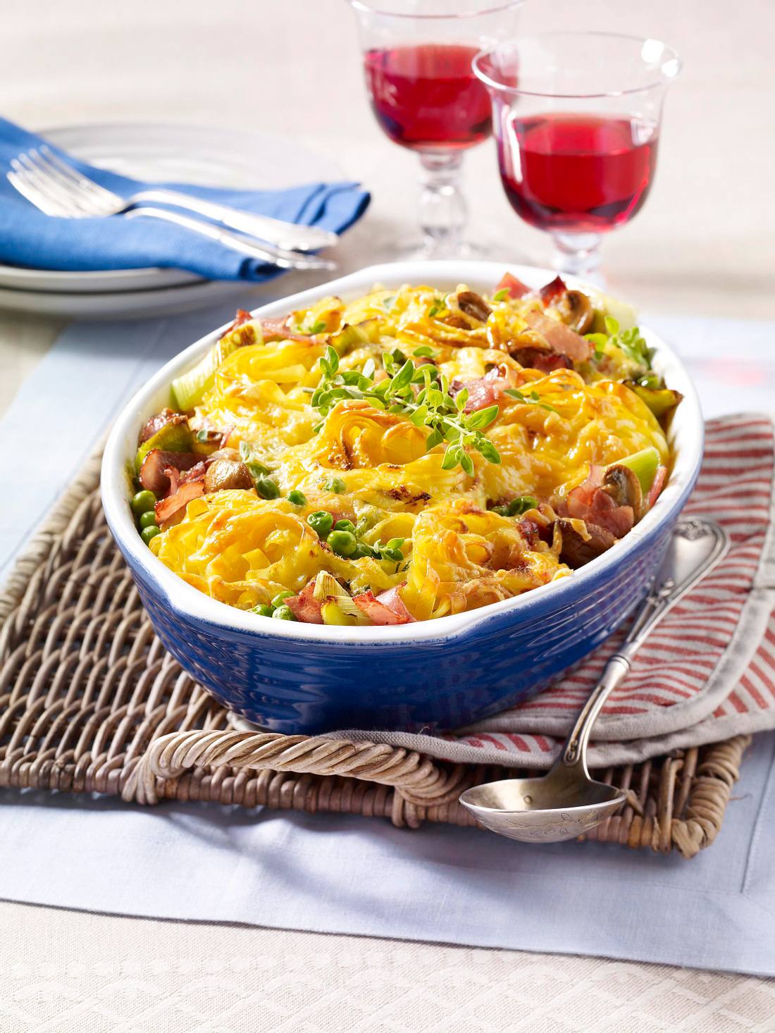 Nudelauflauf mit Schinken, Erbsen und Porree Rezept | LECKER