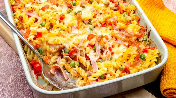 Nudelauflauf ohne Vorkochen - Foto: ShowHeroes für LECKER @ Bauer Media Group