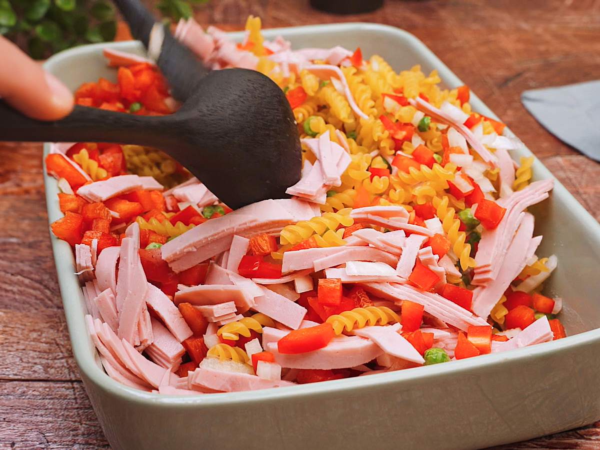 Zutaten für den Nudelauflauf mischen Zutaten für den Nudelauflauf mischen