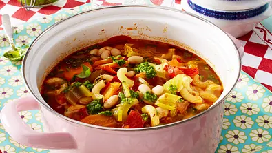 Nudeleintopf - die besten Rezepte: Nudelsuppe alla primavera - Foto: LECKER @ Bauer Media Group