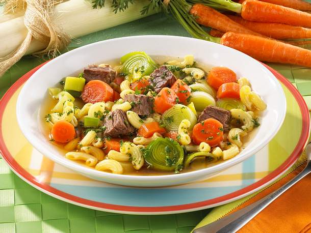 Nudeleintopf mit Rindfleisch, Möhren und Porree Rezept Nudeleintopf mit Rindfleisch, Möhren und Porree Rezept