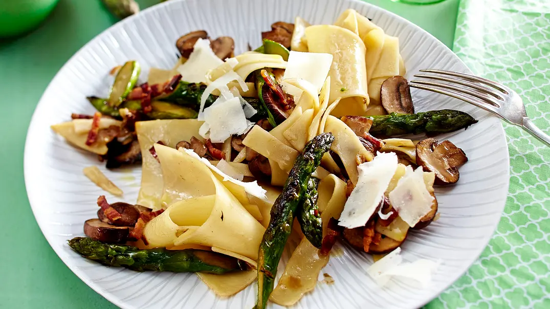 Nudelfleckerl mit Spargel, Champignons und Parmesan Rezept - Foto: LECKER @ Bauer Media Group Nudelfleckerl mit Spargel, Champignons und Parmesan Rezept - Foto: LECKER @ Bauer Media Group