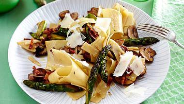 Nudelfleckerl mit Spargel, Champignons und Parmesan Rezept - Foto: House of Food / Bauer Food Experts KG