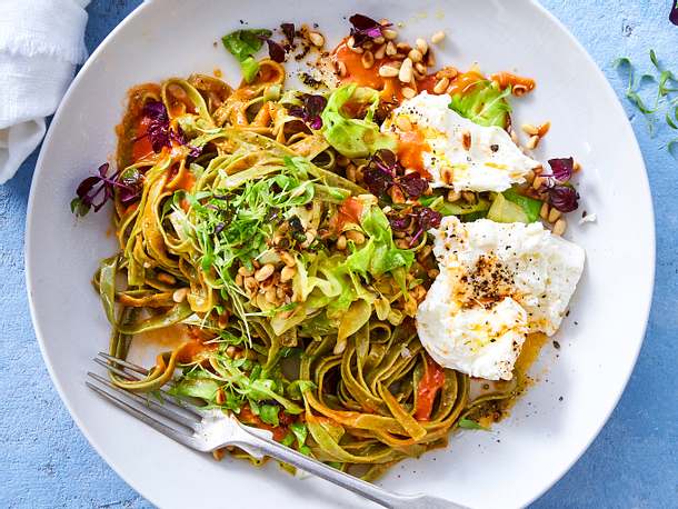 Nudeln im Spitzkohl-Mozzarella-Galopp Rezept Nudeln im Spitzkohl-Mozzarella-Galopp Rezept
