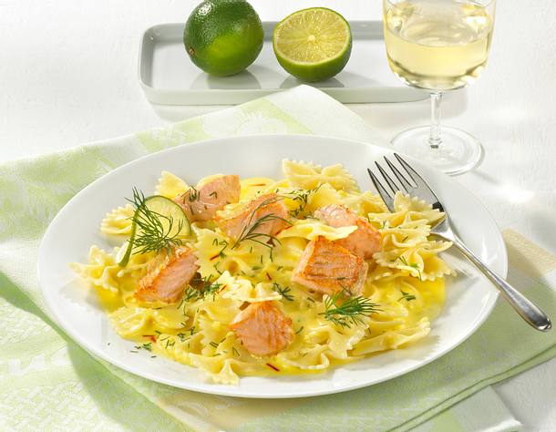 Nudeln in Lachs-Safransoße Rezept Nudeln in Lachs-Safransoße Rezept