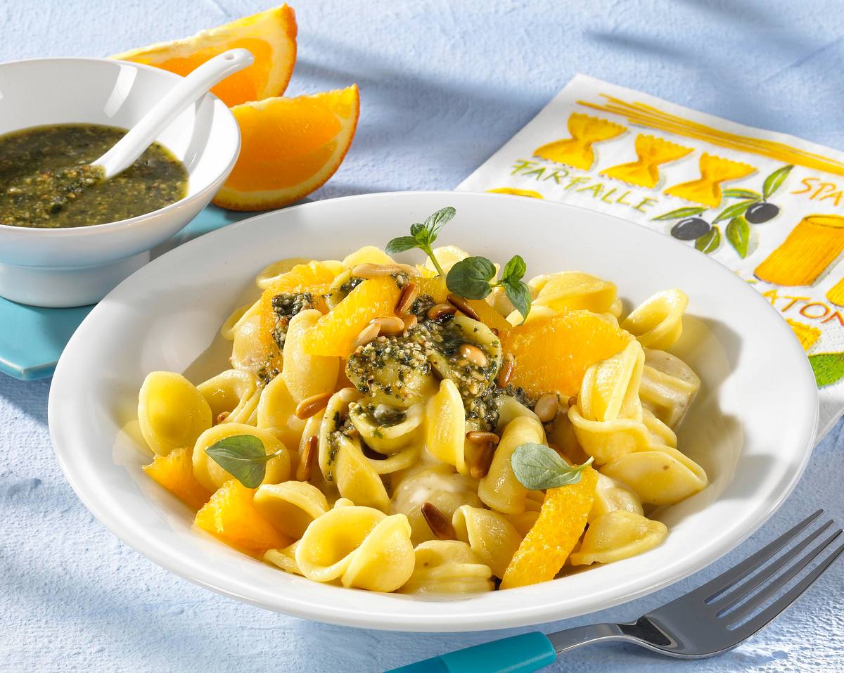 Nudeln in Orangen-Ingwer-Sahnesoße mit Minzpesto und Pinienkernen Rezept