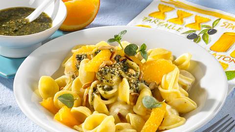 Nudeln in Orangen-Ingwer-Sahnesoße mit Minzpesto und Pinienkernen Rezept - Foto: Maass