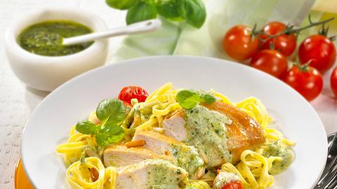 Nudeln in Pestosahne mit Hähnchenfilet Rezept - Foto: Först, Thomas