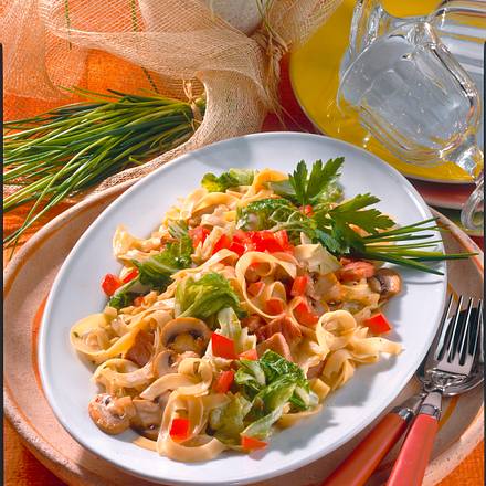 Nudeln in Pilzsoße mit Chinakohl Rezept Nudeln in Pilzsoße mit Chinakohl Rezept