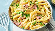 Cremige Nudeln mit Erbsen und Kochschinken in einer weißen Pfanne - Foto: LECKER @ Bauer Media Group Cremige Nudeln mit Erbsen und Kochschinken in einer weißen Pfanne - Foto: LECKER @ Bauer Media Group