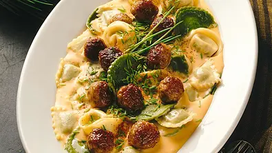 Nudeln in Soße mit Mettbällchen Rezept - Foto: LECKER @ Bauer Media Group