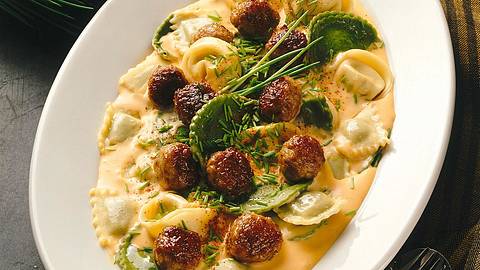 Nudeln in Soße mit Mettbällchen Rezept - Foto: Horn