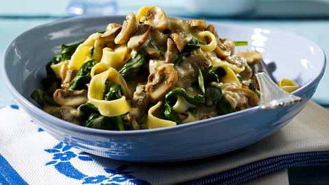 Nudeln in Spinat-Pilz-Soße Rezept - Foto: House of Food / Bauer Food Experts KG