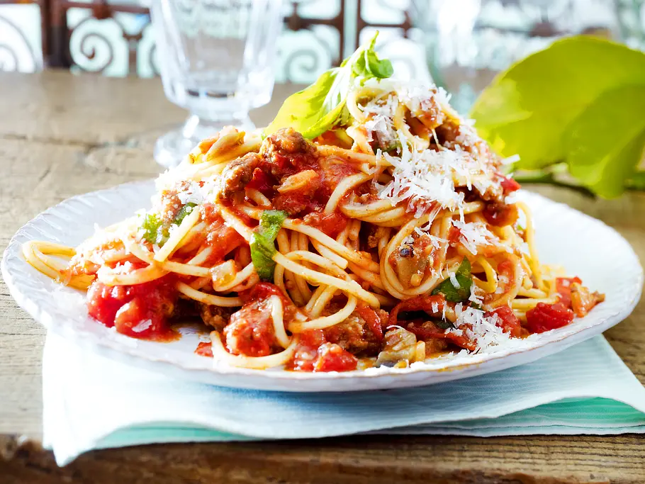 Nudeln mit Auberginen, Tomaten und Hack Rezept