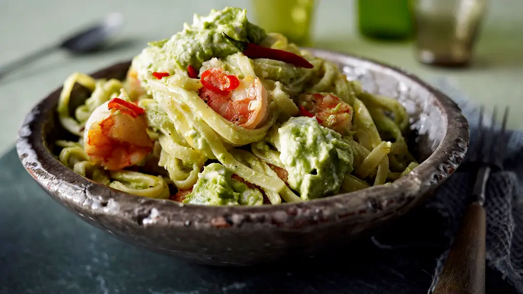 Nudeln mit Avocado-Feta-Creme und Chiligarnelen Rezept - Foto: LECKER @ Bauer Media Group Nudeln mit Avocado-Feta-Creme und Chiligarnelen Rezept - Foto: LECKER @ Bauer Media Group