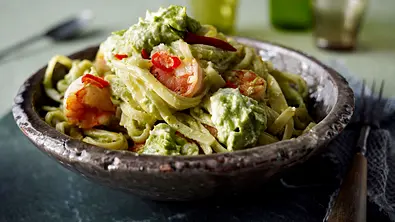 Nudeln mit Avocado-Feta-Creme und Chiligarnelen Rezept - Foto: LECKER @ Bauer Media Group