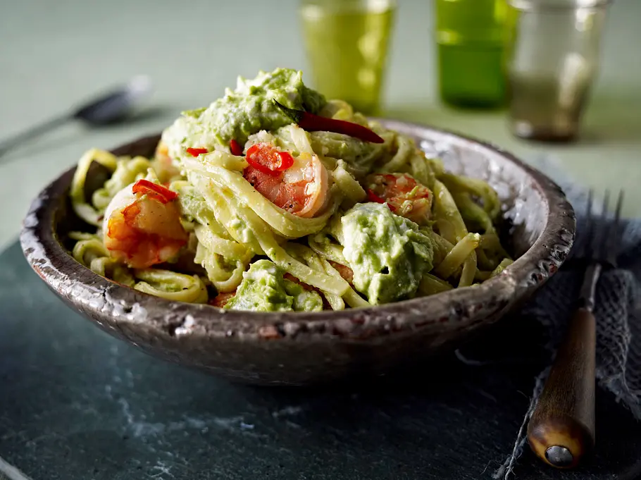 Nudeln mit Avocado-Feta-Creme und Chiligarnelen Rezept