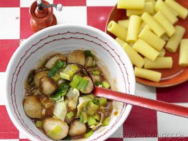 Nudeln mit Bratwurstklößchen und Lauch Rezept
