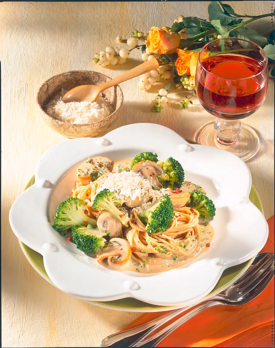 Nudeln mit Broccoli-Pilz-Soße Rezept | LECKER