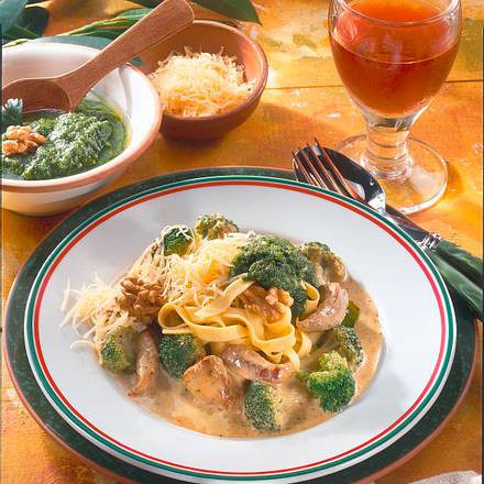 Nudeln mit Broccoli-Schnitzel-Rahm Rezept Nudeln mit Broccoli-Schnitzel-Rahm Rezept
