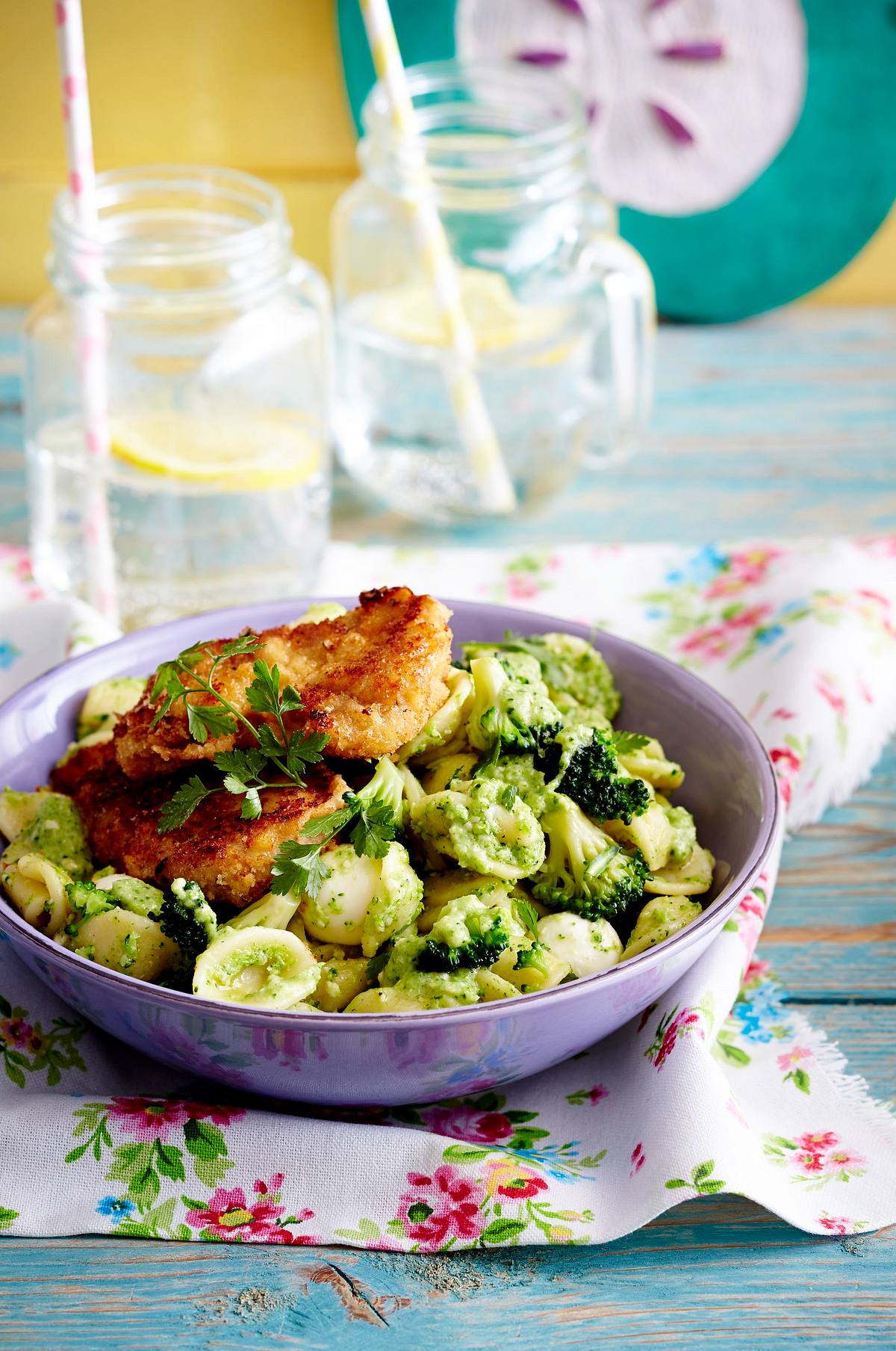 Nudeln mit Brokkoli-Pesto und panierten Schnitzelchen Rezept