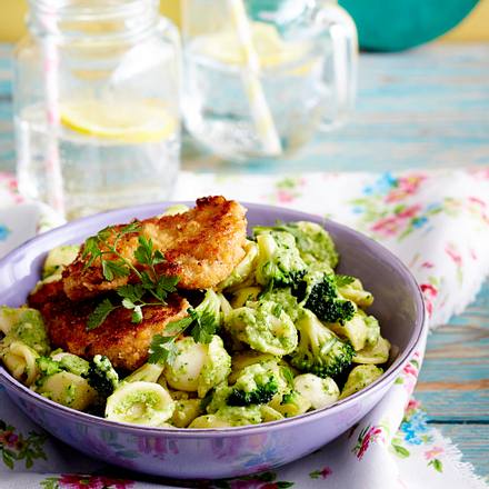 Nudeln mit Brokkoli-Pesto und panierten Schnitzelchen Rezept Nudeln mit Brokkoli-Pesto und panierten Schnitzelchen Rezept