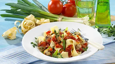 Nudeln mit Champignon-Tomaten-Soße Rezept - Foto: LECKER @ Bauer Media Group