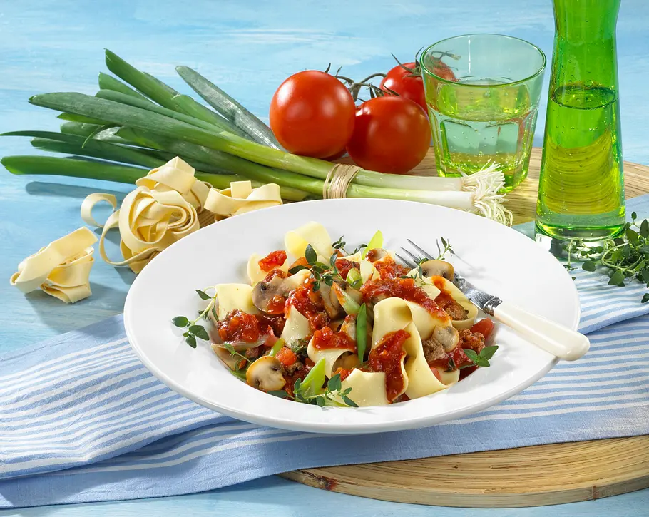 Nudeln mit Champignon-Tomaten-Soße Rezept Nudeln mit Champignon-Tomaten-Soße Rezept