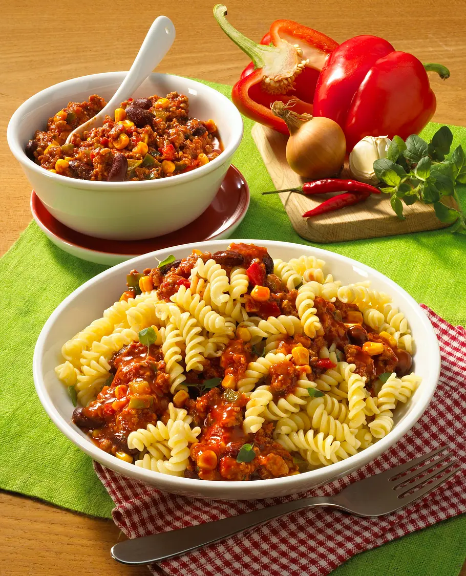 Nudeln mit Chili-con-Carne-Soße Rezept Nudeln mit Chili-con-Carne-Soße Rezept