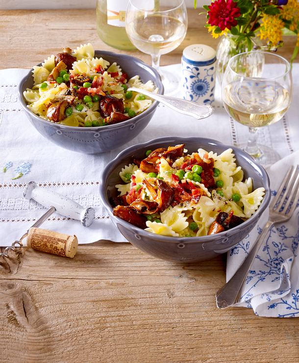 Nudeln mit Erbsen-Sahnesoße und Speck-Pilzen Rezept | LECKER