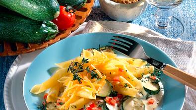 Nudeln mit feiner Zucchini-Senf-Soße Rezept - Foto: LECKER @ Bauer Media Group