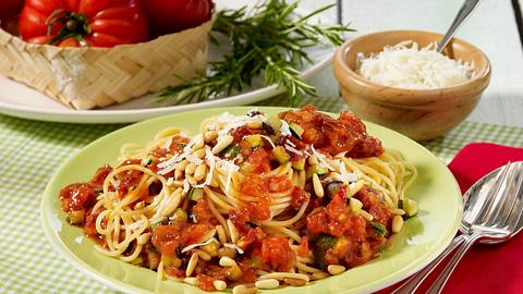 Nudeln mit frischer Tomatensoße Rezept - Foto: House of Food / Bauer Food Experts KG