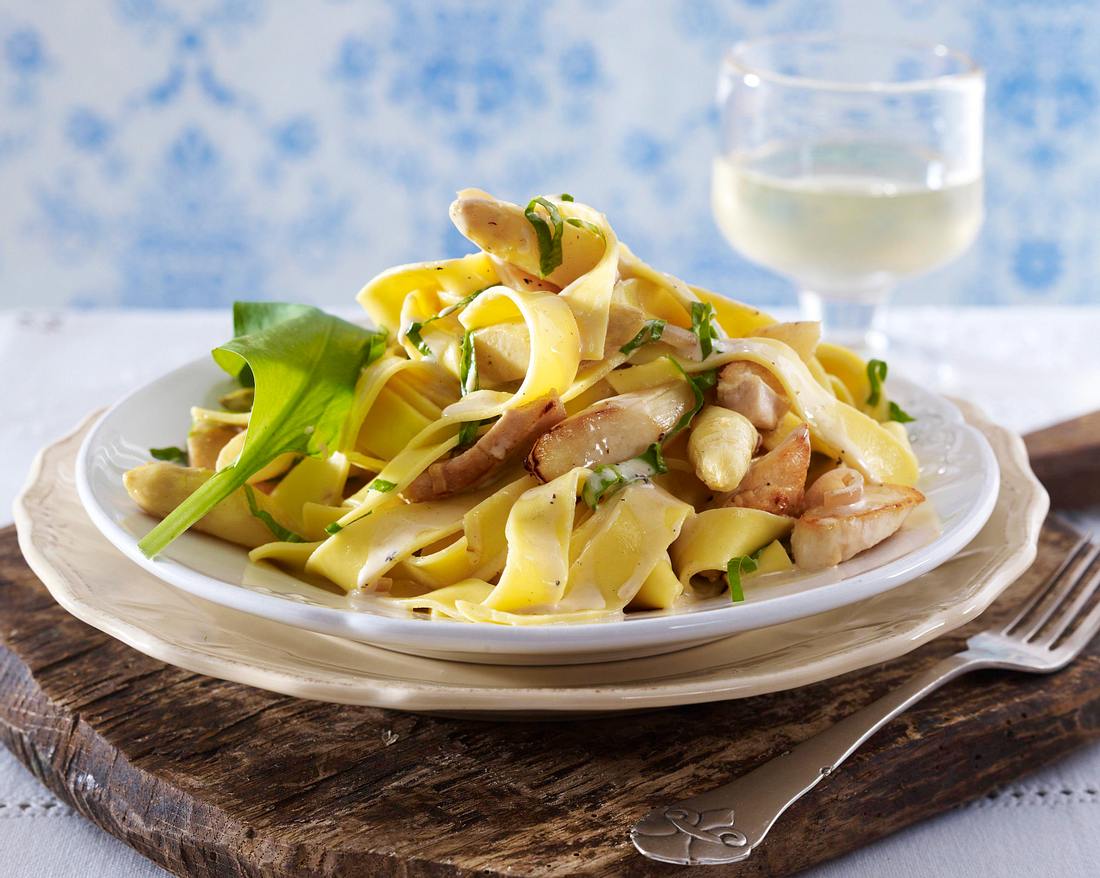 Nudeln mit gebratenem Spargel, Bärlauch und Hähnchenfilet Rezept | LECKER