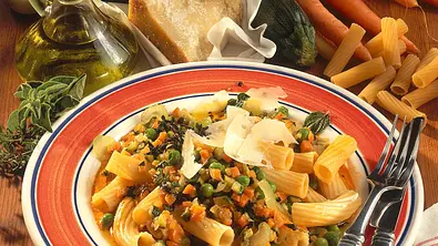 Nudeln mit gedünstetem Gemüse Rezept - Foto: LECKER @ Bauer Media Group