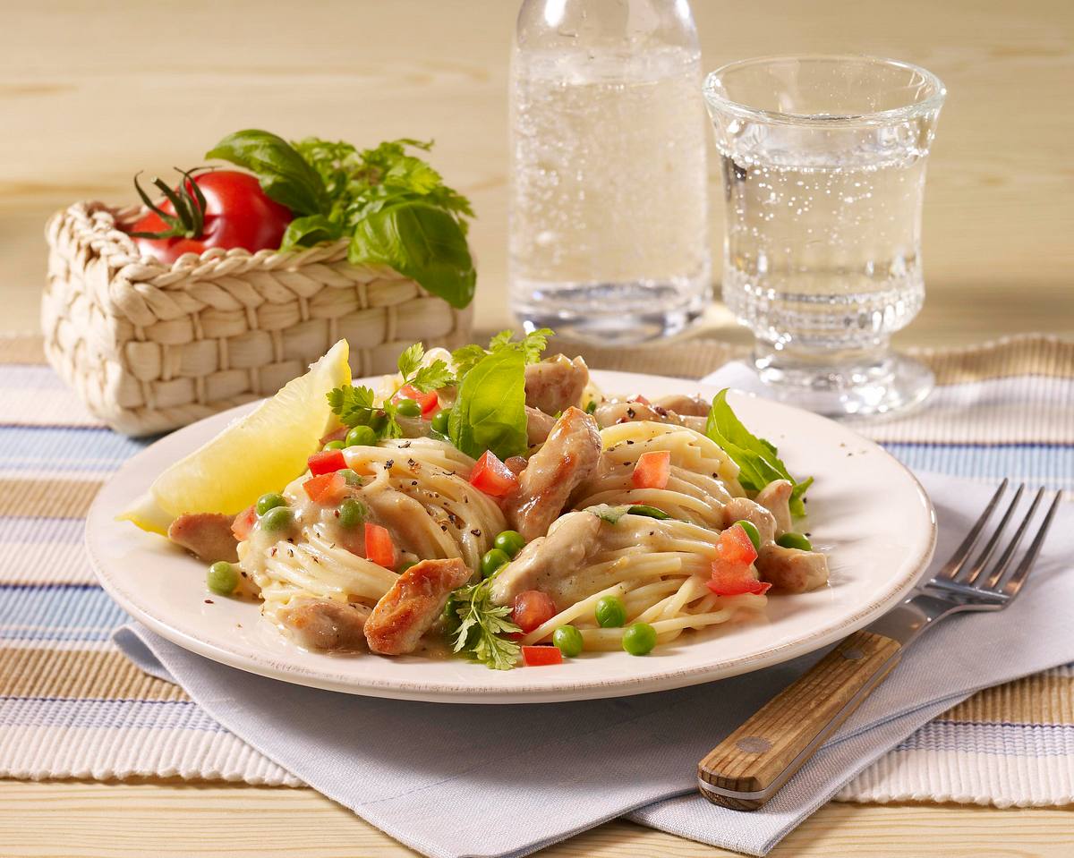 Nudeln mit Geflügel-Kräuter-Soße Rezept