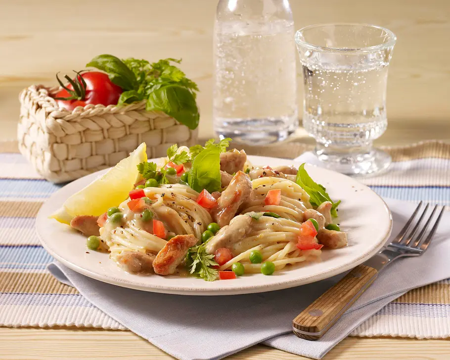 Nudeln mit Geflügel-Kräuter-Soße Rezept Nudeln mit Geflügel-Kräuter-Soße Rezept