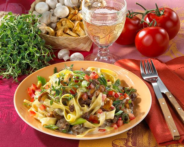 Nudeln mit Gemüse-Hacksoße Rezept