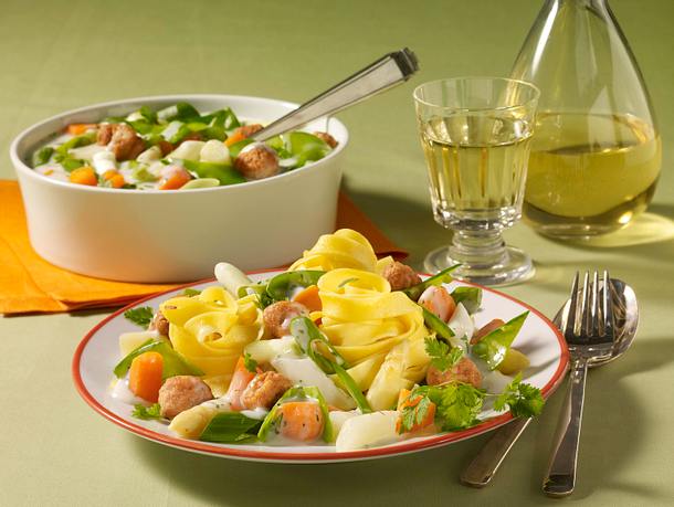 Nudeln mit Gemüse-Ragout und Brätbällchen Rezept Nudeln mit Gemüse-Ragout und Brätbällchen Rezept