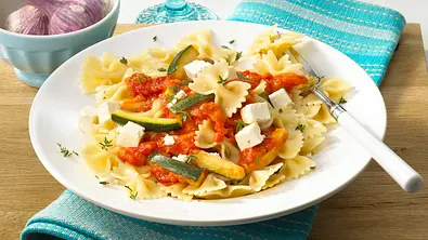 Nudeln mit griechischer Soße Rezept - Foto: LECKER @ Bauer Media Group
