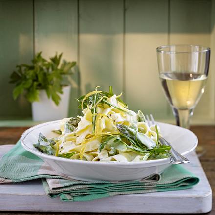 Nudeln mit grünem Spargel in Zitronenrahm Rezept Nudeln mit grünem Spargel in Zitronenrahm Rezept