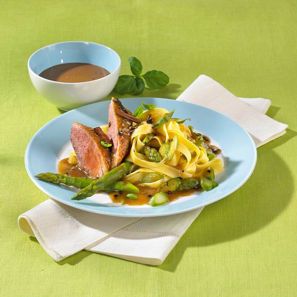 Nudeln mit grünem Spargel und Entenbrust in Wermutsoße Rezept Nudeln mit grünem Spargel und Entenbrust in Wermutsoße Rezept